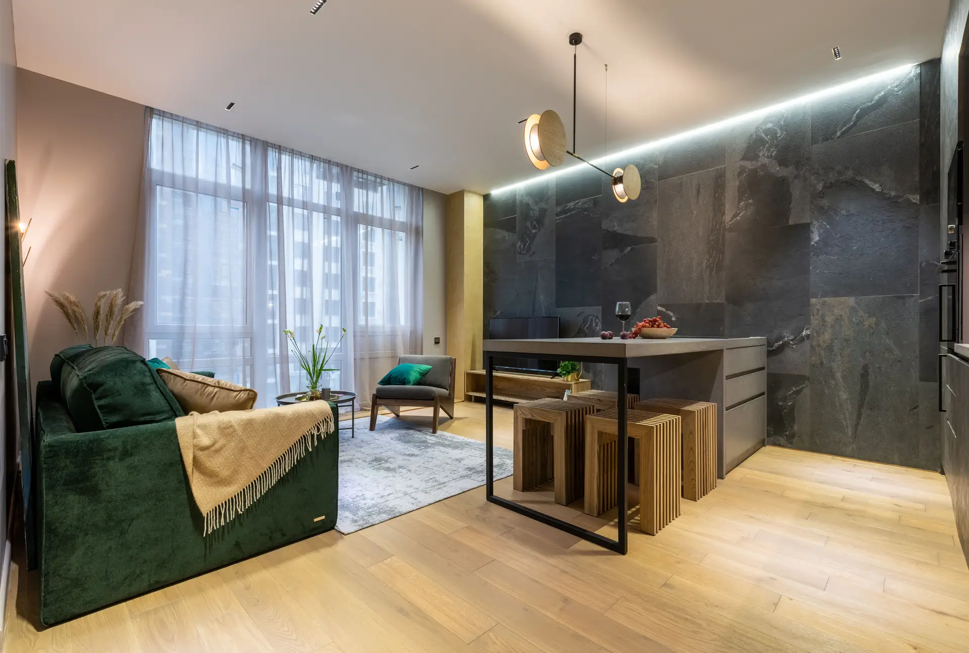 Elegáns modern belső tér a SolvarinpureStudio tervezésében